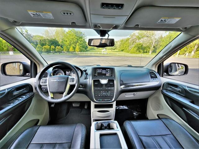 Photo of 2015 Granite Crystal Metallic Clearcoat Chrysler Town & Country