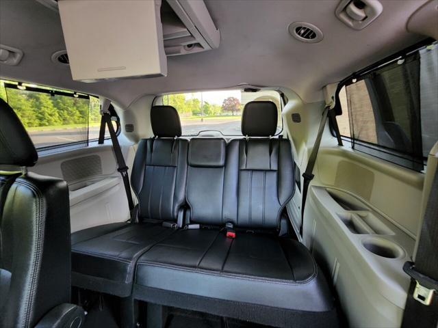 Photo of 2015 Granite Crystal Metallic Clearcoat Chrysler Town & Country