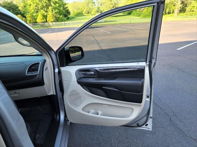 Photo of 2015 Granite Crystal Metallic Clearcoat Chrysler Town & Country