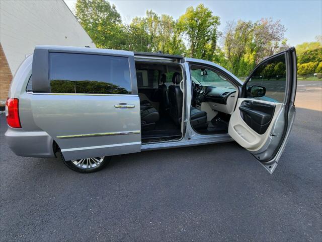 Photo of 2015 Granite Crystal Metallic Clearcoat Chrysler Town & Country