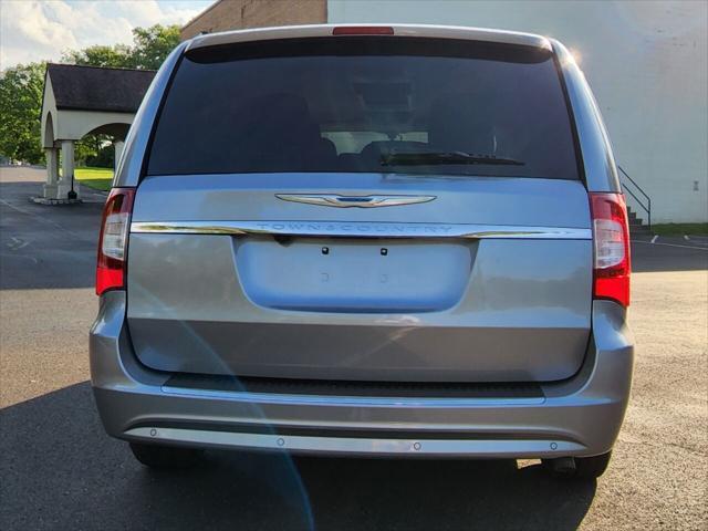 Photo of 2015 Granite Crystal Metallic Clearcoat Chrysler Town & Country