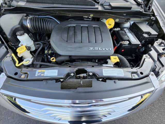 Photo of 2015 Granite Crystal Metallic Clearcoat Chrysler Town & Country