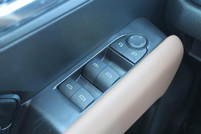 Photo of 2025 Summit White GMC Canyon