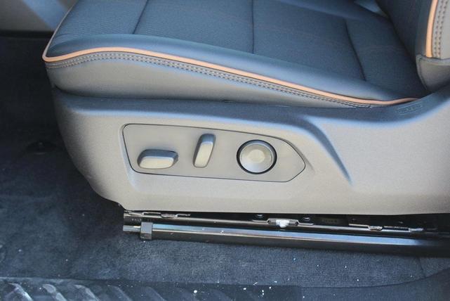 Photo of 2025 Summit White GMC Canyon
