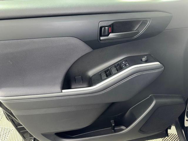 Photo of 2022 Midnight Black Metallic Toyota Highlander