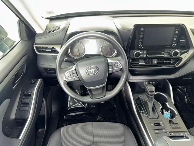 Photo of 2022 Midnight Black Metallic Toyota Highlander