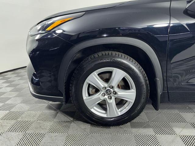 Photo of 2022 Midnight Black Metallic Toyota Highlander