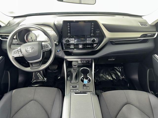Photo of 2022 Midnight Black Metallic Toyota Highlander