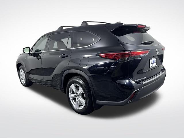 Photo of 2022 Midnight Black Metallic Toyota Highlander