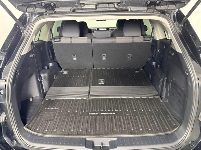 Photo of 2022 Midnight Black Metallic Toyota Highlander