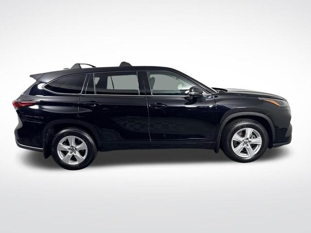 Photo of 2022 Midnight Black Metallic Toyota Highlander
