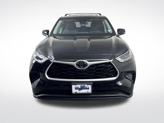Photo of 2022 Midnight Black Metallic Toyota Highlander