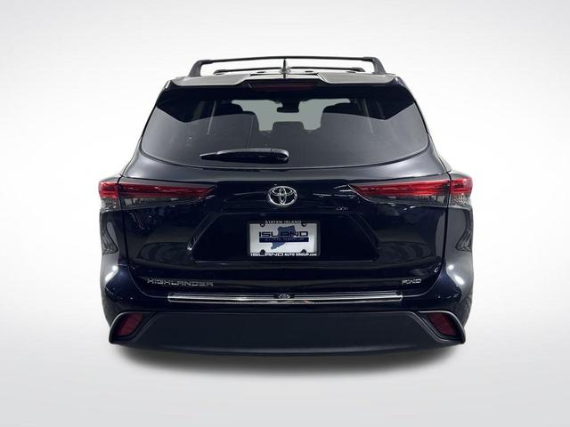 Photo of 2022 Midnight Black Metallic Toyota Highlander
