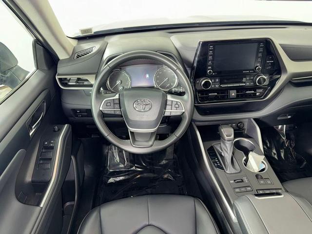 Photo of 2022 Midnight Black Metallic Toyota Highlander
