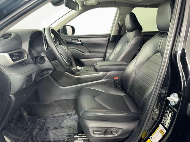 Photo of 2022 Midnight Black Metallic Toyota Highlander