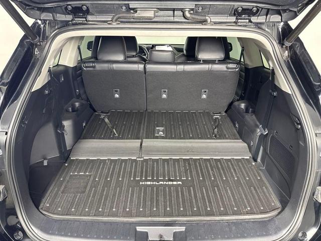 Photo of 2022 Midnight Black Metallic Toyota Highlander
