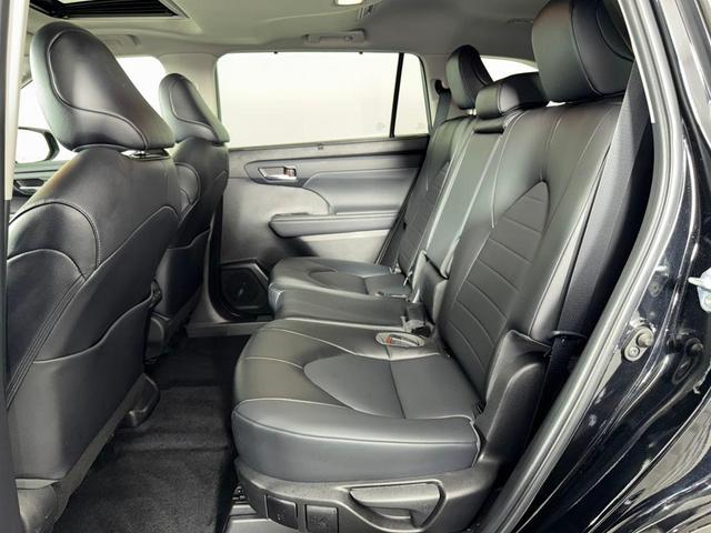 Photo of 2022 Midnight Black Metallic Toyota Highlander