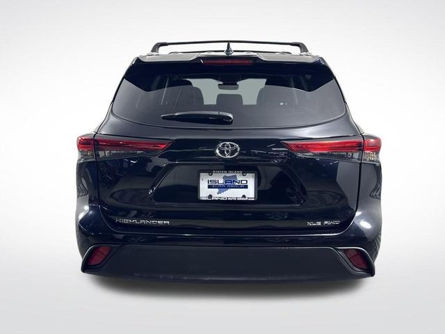 Photo of 2022 Midnight Black Metallic Toyota Highlander