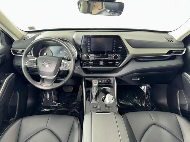 Photo of 2022 Midnight Black Metallic Toyota Highlander