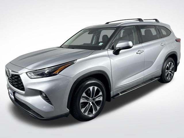 Photo of 2022 Celestial Silver Metallic Toyota Highlander