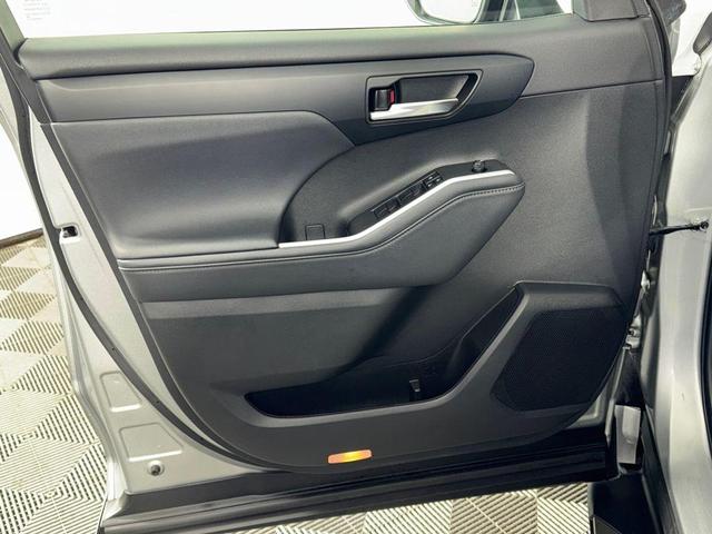 Photo of 2022 Celestial Silver Metallic Toyota Highlander