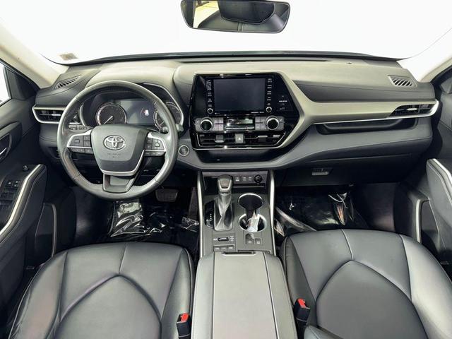 Photo of 2022 Celestial Silver Metallic Toyota Highlander