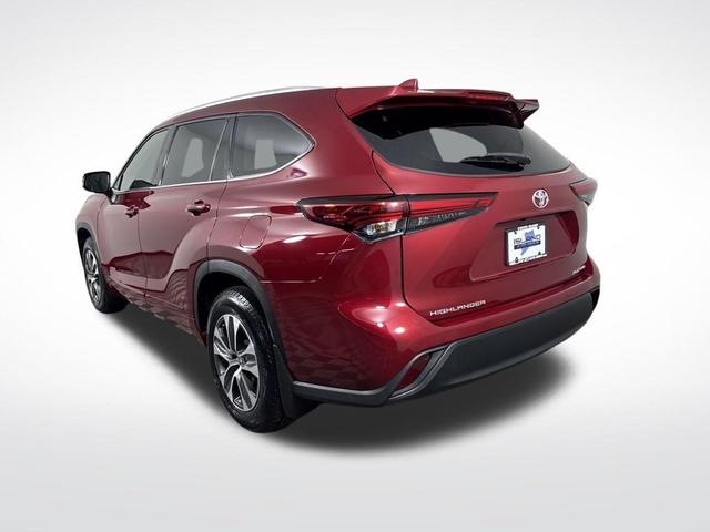 Photo of 2022 Ruby Flare Pearl Toyota Highlander