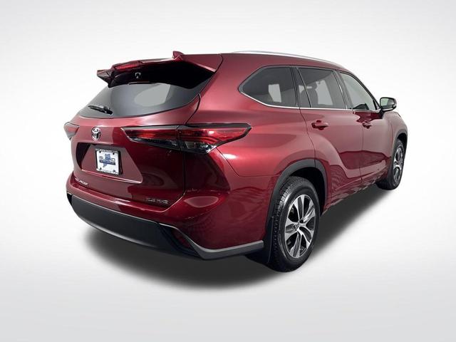 Photo of 2022 Ruby Flare Pearl Toyota Highlander
