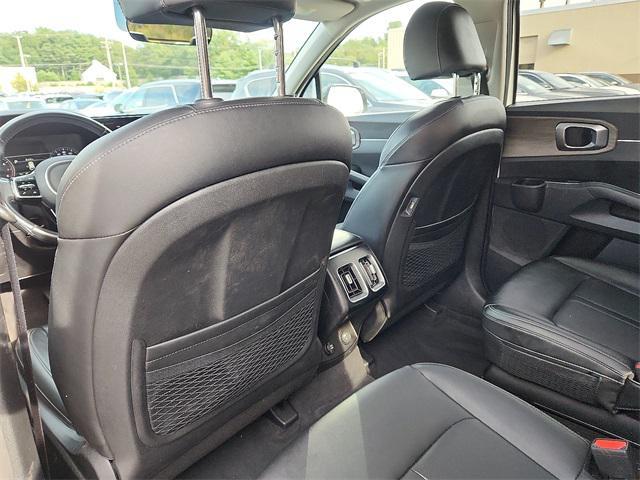 Photo of 2022 Glacial White Pearl Kia Sorento