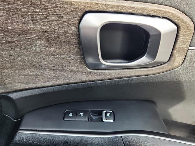 Photo of 2022 Glacial White Pearl Kia Sorento