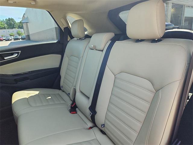 Photo of 2019 Black Metallic Ford Edge