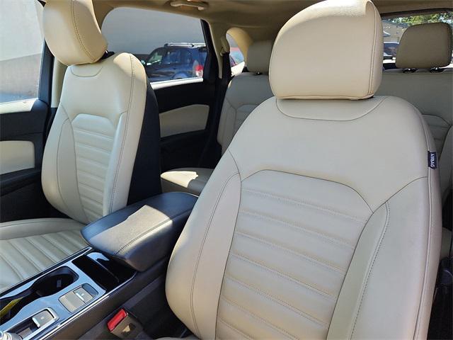Photo of 2019 Black Metallic Ford Edge