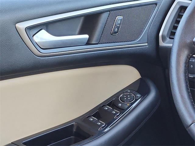 Photo of 2019 Black Metallic Ford Edge