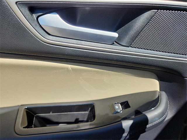 Photo of 2019 Black Metallic Ford Edge