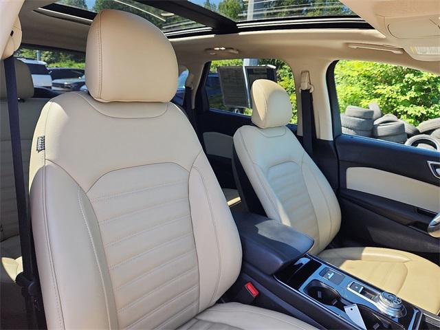 Photo of 2019 Black Metallic Ford Edge