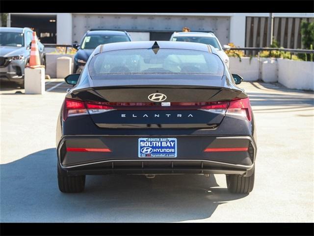 Photo of 2025 Black Hyundai ELANTRA
