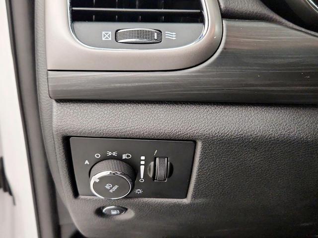 Photo of 2019 White Jeep Grand Cherokee