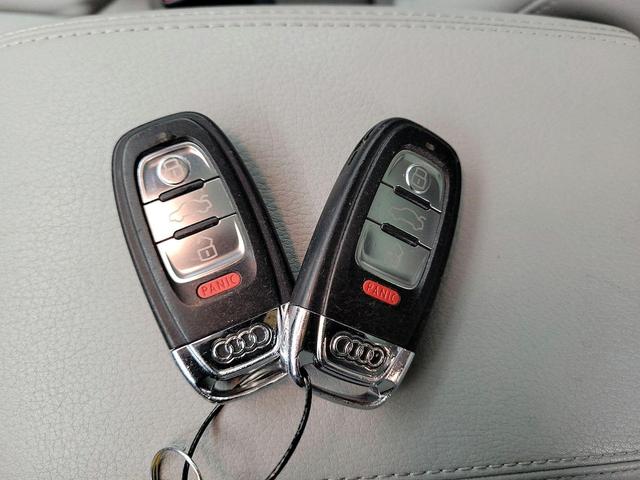 Photo of 2014 White Audi Q5