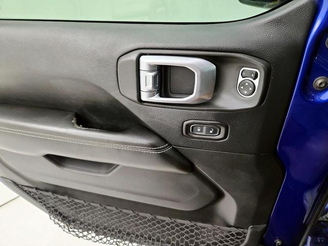 Photo of 2018 Blue Jeep Wrangler