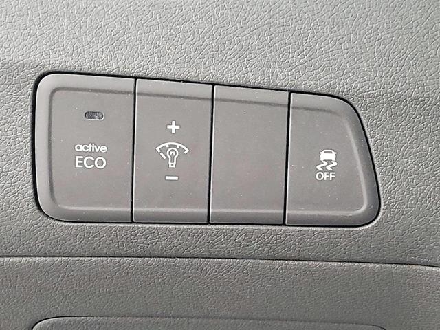 Photo of 2015 White Hyundai ELANTRA