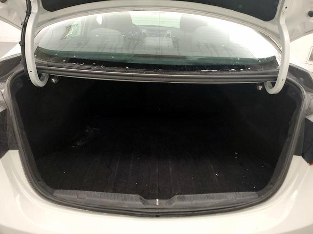 Photo of 2015 White Hyundai ELANTRA