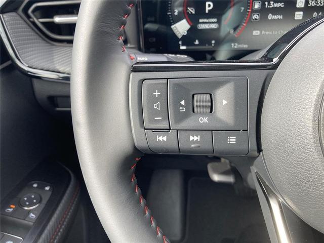 Photo of 2025 Super Black Nissan Kicks