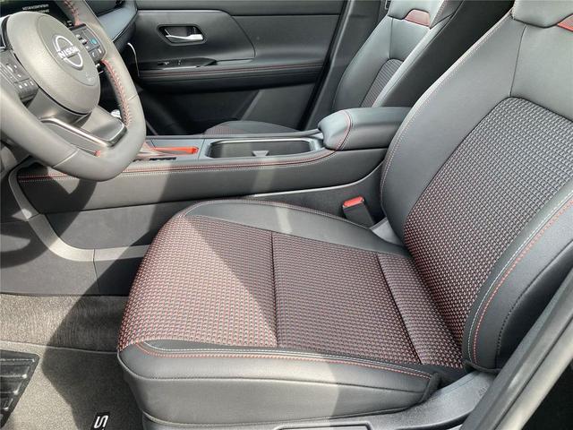 Photo of 2025 Super Black Nissan Kicks