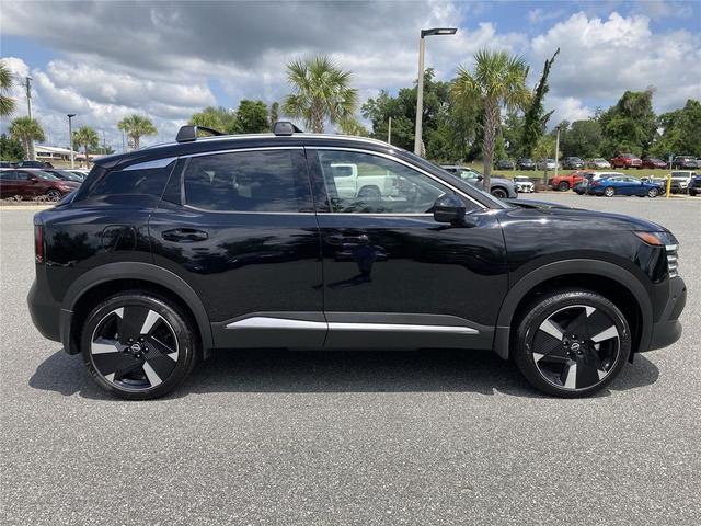 Photo of 2025 Super Black Nissan Kicks