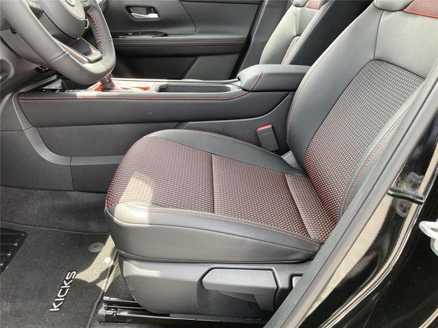 Photo of 2025 Super Black Nissan Kicks
