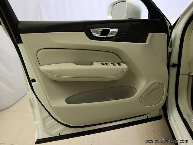Photo of 2020 Crystal White Metallic Volvo XC60