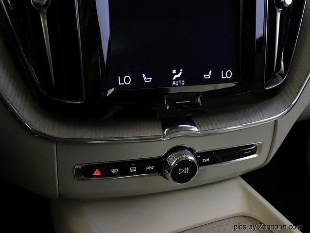 Photo of 2020 Crystal White Metallic Volvo XC60