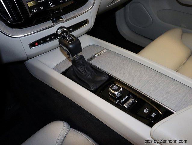 Photo of 2020 Crystal White Metallic Volvo XC60