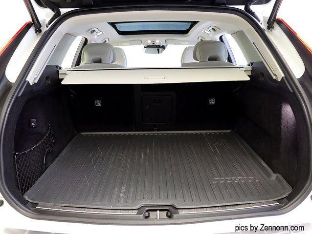 Photo of 2020 Crystal White Metallic Volvo XC60