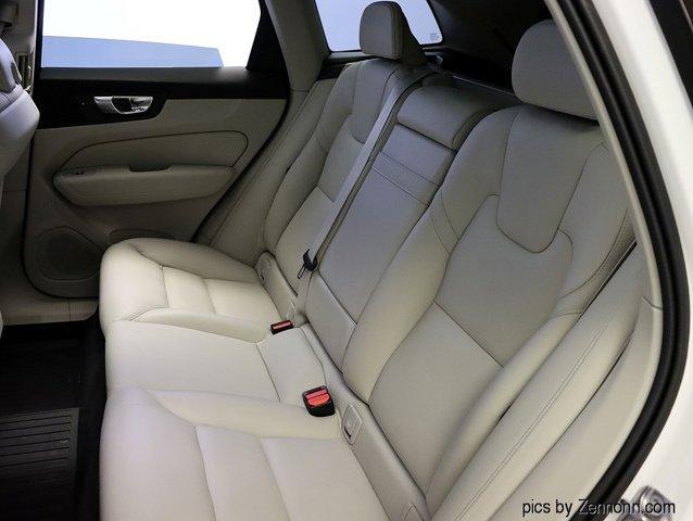 Photo of 2020 Crystal White Metallic Volvo XC60